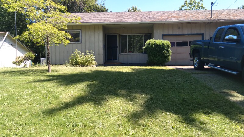 404-404 N Morton St in Newberg, OR - Foto de edificio