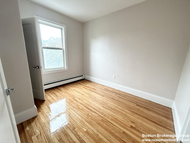 102 Buttonwood St, Unit 3 in Boston, MA - Building Photo - Building Photo