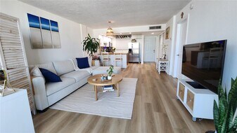 7900 Tatum Waterway Dr in Miami, FL - Building Photo