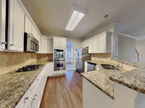 404 Jessica Ln in Woodstock, GA - Foto de edificio - Building Photo