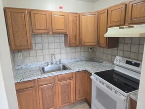 2000 NW 27th St, Unit 4 in Oakland Park, FL - Foto de edificio - Building Photo