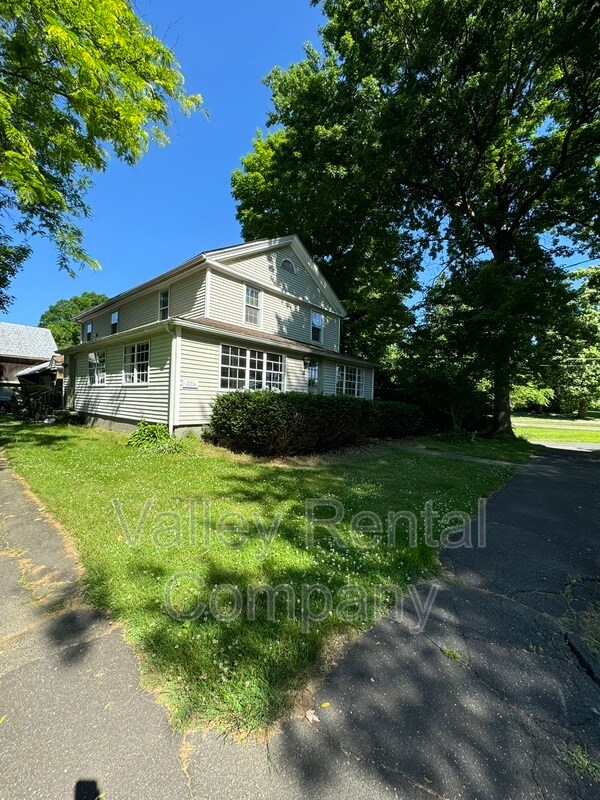 37 Middle St in Hadley, MA - Building Photo - Building Photo