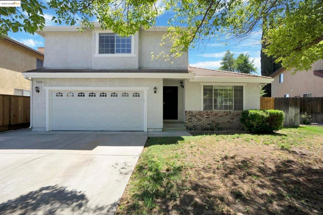 2490 Ponte Mira Way in Tracy, CA - Building Photo