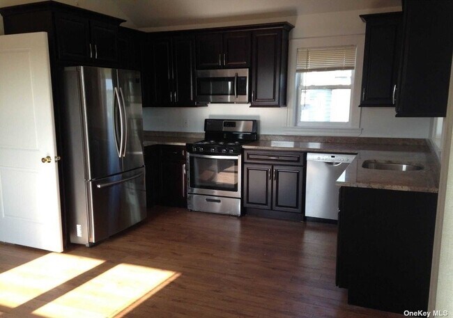 469 E Hudson St-Unit -3 in Long Beach, NY - Building Photo - Building Photo