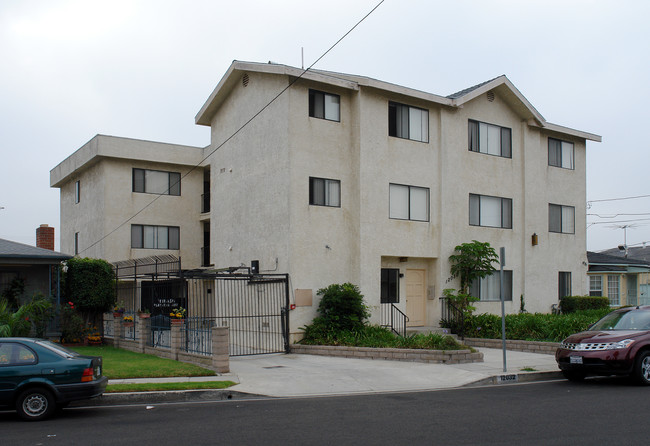 12032 Manor Dr in Hawthorne, CA - Foto de edificio - Building Photo