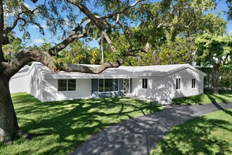 2500 Sunset Dr in Miami Beach, FL - Building Photo - Building Photo