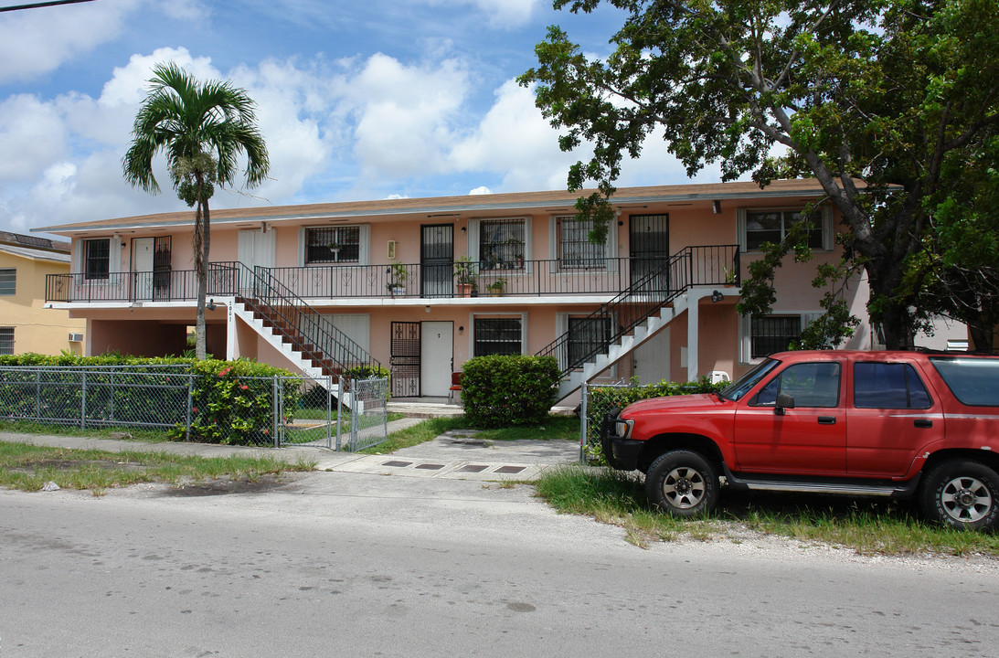 2061 SW 4th St in Miami, FL - Building Photo