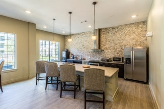 Nantucket at Fannin Station in Houston, TX - Foto de edificio - Building Photo
