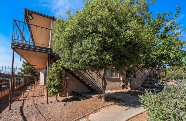 625 S Royal Crest Cir in Las Vegas, NV - Foto de edificio - Building Photo