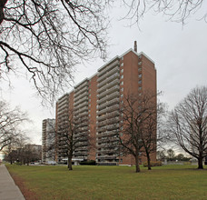 Fifeshire Towers in Toronto, ON - Building Photo - Building Photo