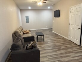 214 Main St in Caryville, TN - Building Photo