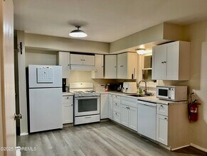 512 Roosevelt Ave in Toms River, NJ - Foto de edificio - Building Photo