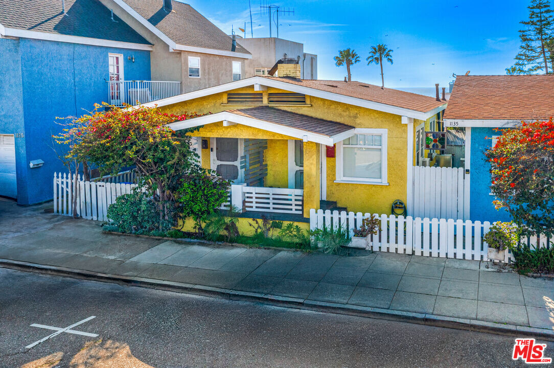 1133 Manhattan Ave in Hermosa Beach, CA - Building Photo