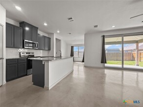 822 Freedom Cir in Nolanville, TX - Foto de edificio - Building Photo