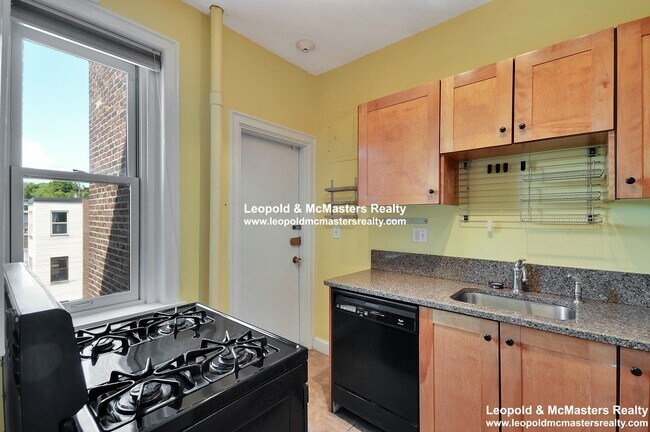 1295 Commonwealth Ave in Boston, MA - Building Photo - Building Photo