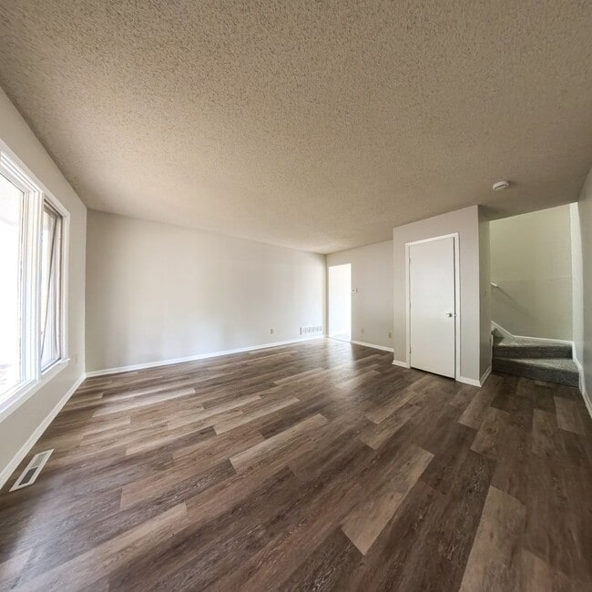 611 Hickory Hill Ln in Des Moines, IA - Building Photo - Building Photo