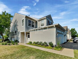 2923 White Thorn Cir in Naperville, IL - Building Photo