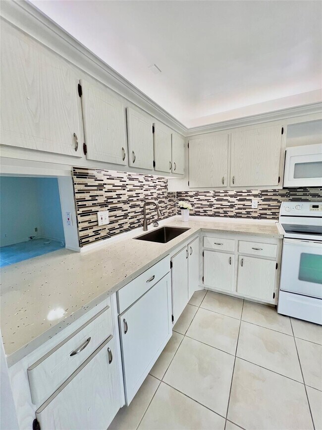 1000 NE 14th Ave in Hallandale Beach, FL - Foto de edificio - Building Photo