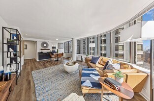 324 E Ontario St in Chicago, IL - Building Photo