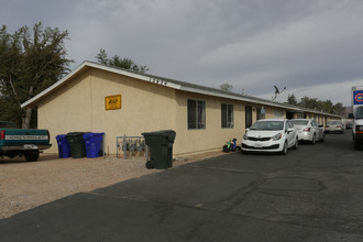 12929 Navajo Rd in Apple Valley, CA - Building Photo - Primary Photo