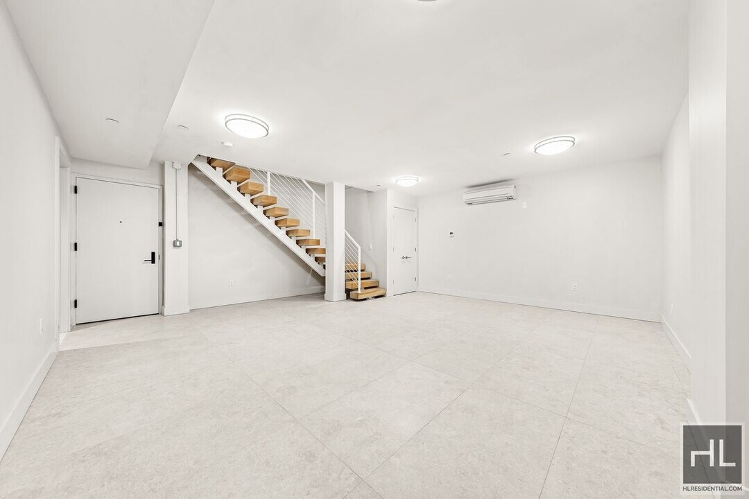 BRUCKNER BOULEVARD in Bronx, NY - Building Photo