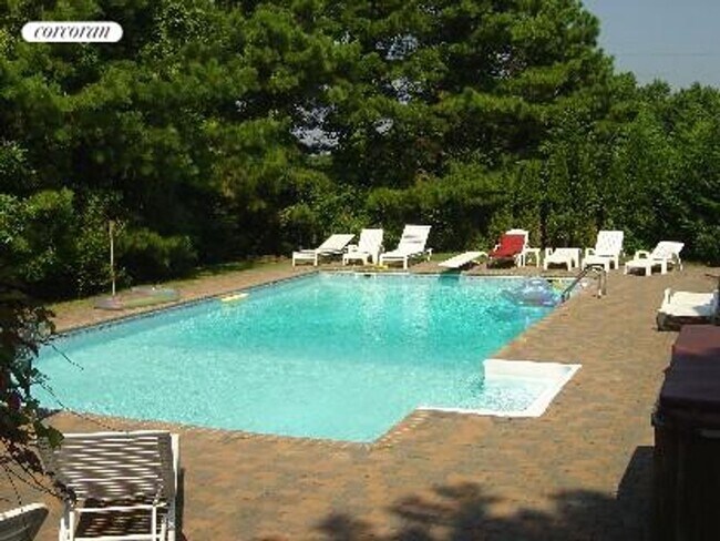 43 Blackwatch Ct in Southampton, NY - Building Photo - Building Photo