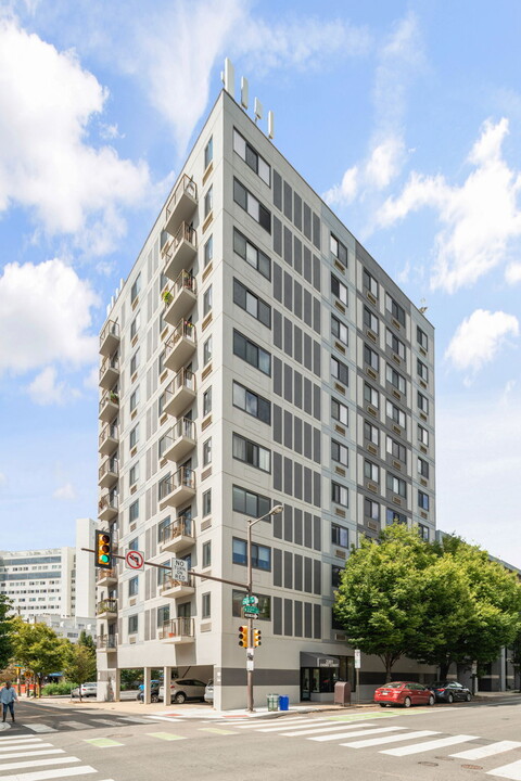 2201 Cherry St, Unit 202 in Philadelphia, PA - Building Photo