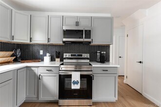 17 Underhill Dr in Southampton, NY - Building Photo - Building Photo