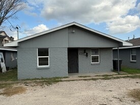 9045 Jutland Rd in Houston, TX - Building Photo