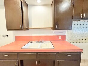 10215 England Ave in Inglewood, CA - Building Photo - Building Photo