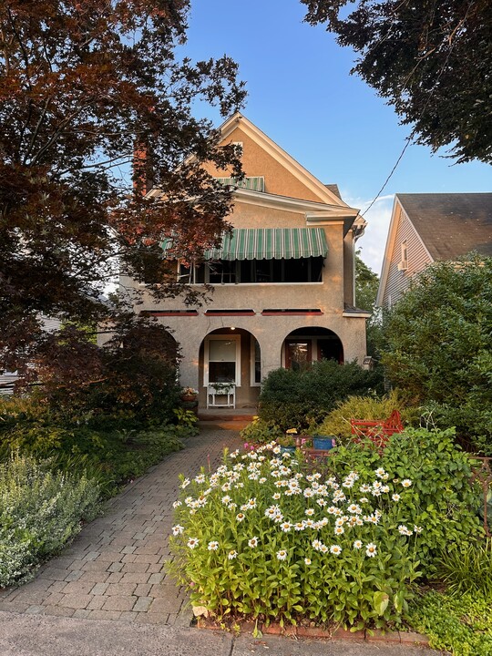 98 Whiting Ln in West Hartford, CT - Building Photo
