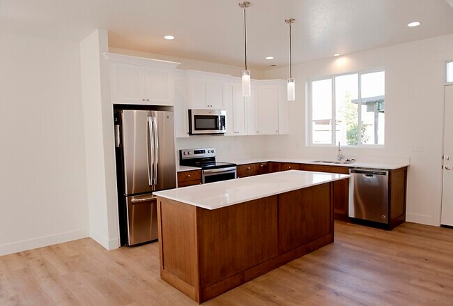 155 N Main St in North Salt Lake, UT - Building Photo - Building Photo