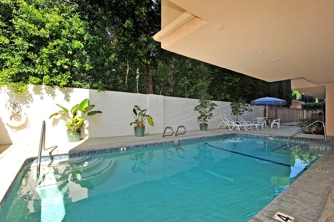 Woodman Oaks Apartments in Sherman Oaks, CA - Foto de edificio - Building Photo