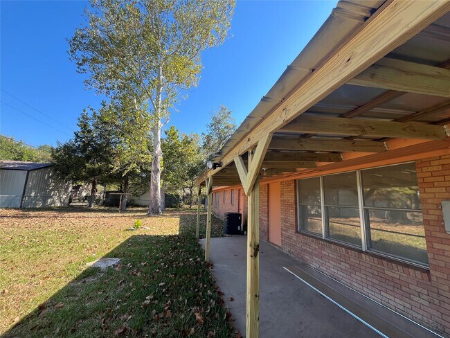 106 Jane Dr in Columbus, TX - Foto de edificio - Building Photo