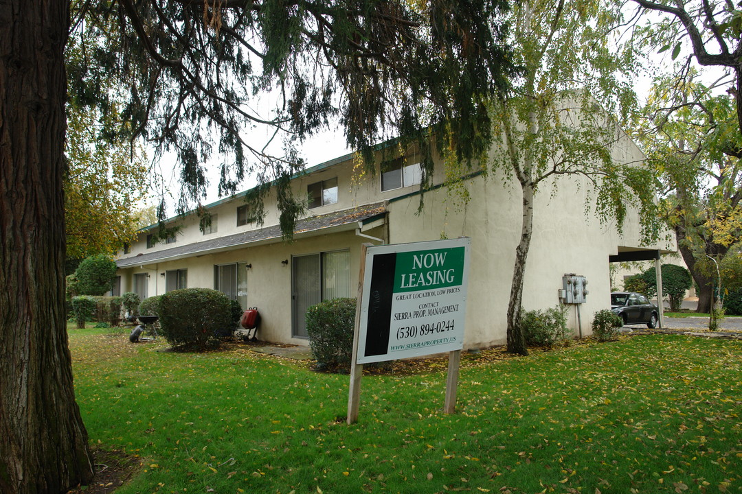 833 W 1st Ave in Chico, CA - Foto de edificio