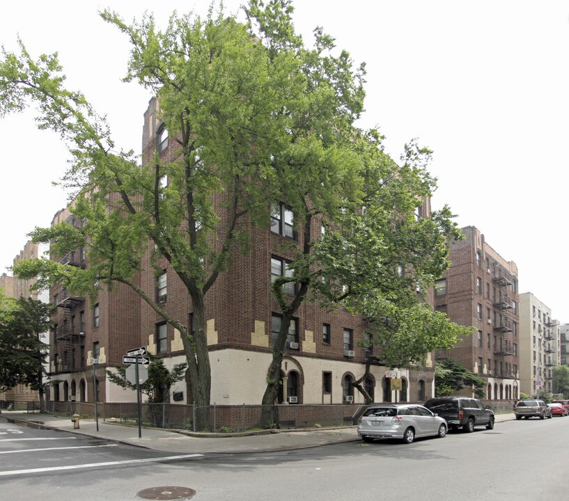 125 E 18th St in Brooklyn, NY - Building Photo