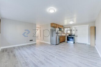 14325 19th Ave NE in Seattle, WA - Foto de edificio - Building Photo