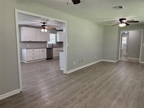 103 Spring St in West, TX - Foto de edificio - Building Photo