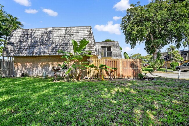 267 Arabian Rd in Palm Springs, FL - Building Photo - Building Photo
