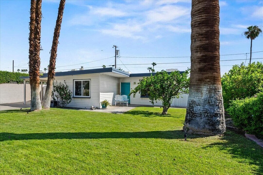 572 N Calle Marcus in Palm Springs, CA - Building Photo