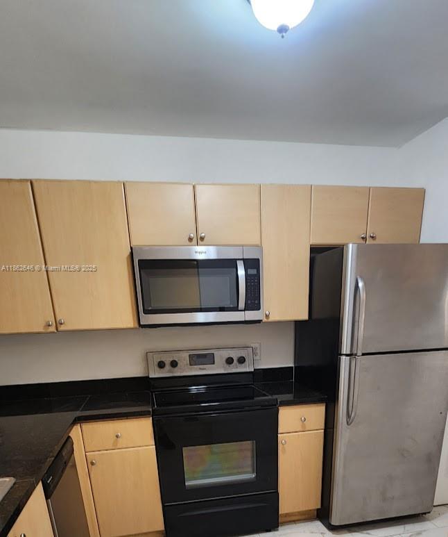 902 NE 209th St in Miami, FL - Building Photo - Building Photo
