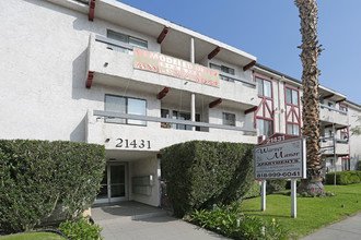 Warner Manor Apartments in Canoga Park, CA - Building Photo - Building Photo