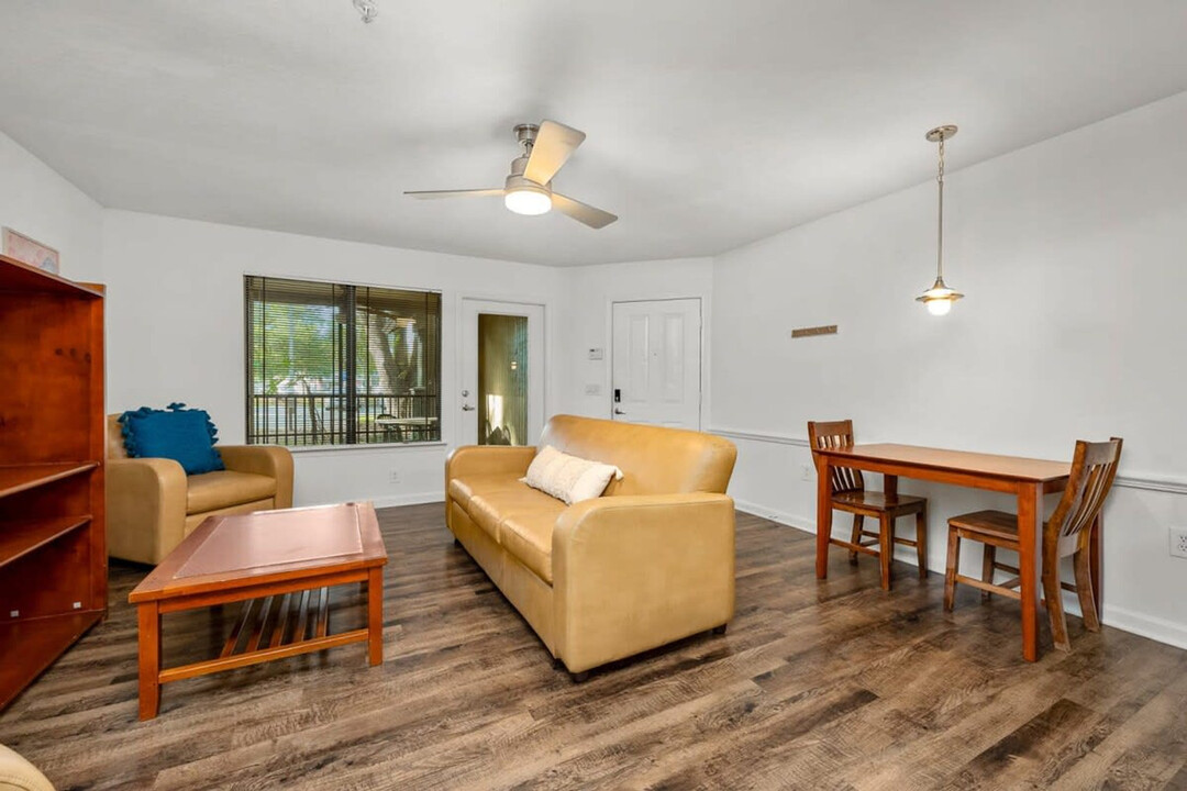 2511 Rustic Ridge Loop in Lutz, FL - Foto de edificio