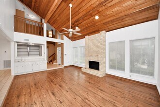 10053 Kemp Forest Dr in Houston, TX - Building Photo - Building Photo