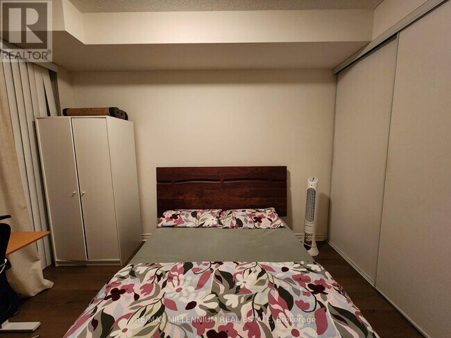 339 Rathburn Rd W in Mississauga, ON - Building Photo - Building Photo