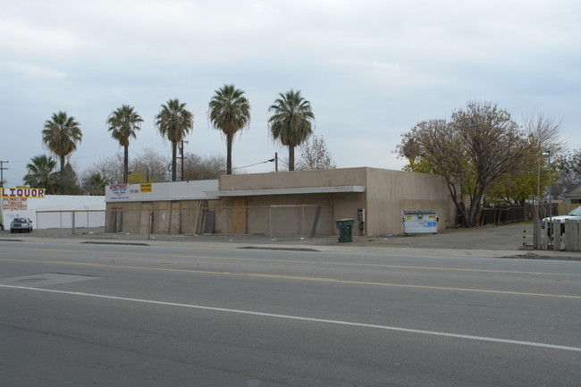 335 Roberts Ln in Bakersfield, CA - Building Photo - Building Photo