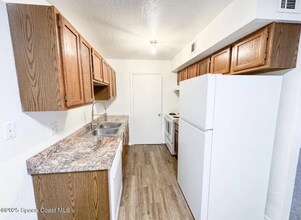 2130 Forest Knoll Dr NE in Palm Bay, FL - Foto de edificio - Building Photo