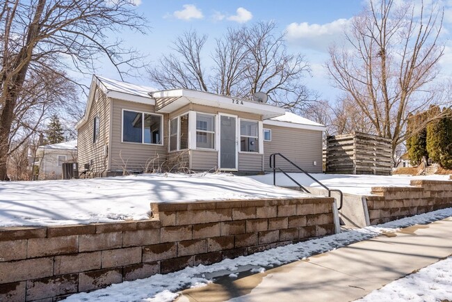 724 W 1st St in Cedar Falls, IA - Foto de edificio - Building Photo