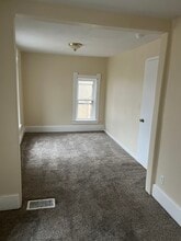 116 N Broad St, Unit Upper in Elkhorn, WI - Foto de edificio - Building Photo