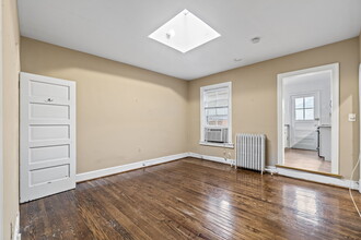 2608 Cathedral Ave NW in Washington, DC - Building Photo - Interior Photo